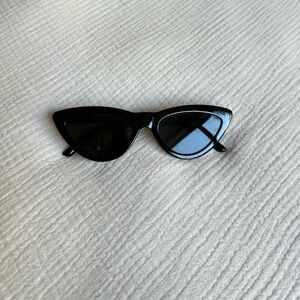 Black Sunglasses with Cat-eye detail